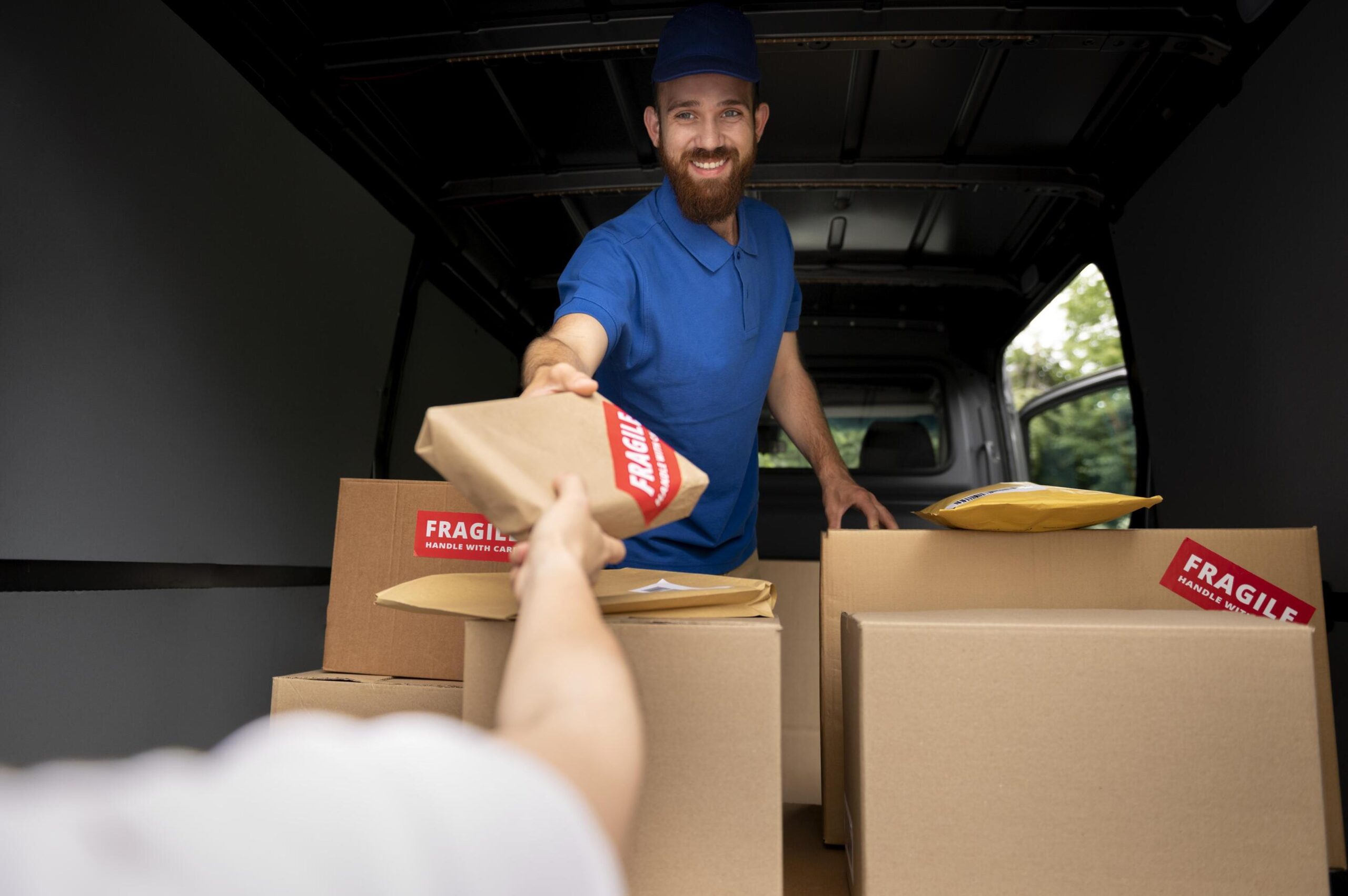close-up-delivery-man-holding-box (1)